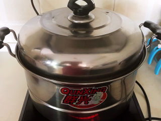 18、小米发糕,大火烧开后中火蒸45分钟,关火后焖5分钟