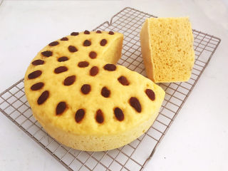 22、小米发糕,切开看看,小米发糕蓬松轩软,组织细腻,非常完美~