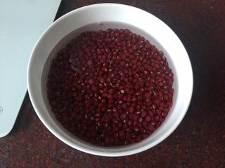 2、#甜食#红豆沙,红豆洗净后用清水泡发过夜