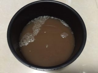 5、#甜食#红豆沙,然后将泡发好的红豆放入高压锅里，加入红豆一样的清水