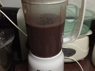 8、#甜食#红豆沙,然后将煮好的红豆放入搅拌机里搅拌细腻