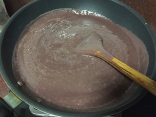 9、#甜食#红豆沙,再倒入不粘锅里拌炒