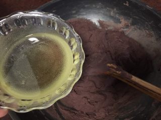 13、#甜食#红豆沙,然后加入油，不要一次加入，分少量多次加入，刚好家里的红豆剩下375g，所以这里我配了100ml的油和200g的白砂糖，个人感觉不甜不腻，份量适中