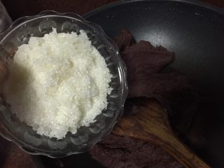 16、#甜食#红豆沙,加入白砂糖翻炒