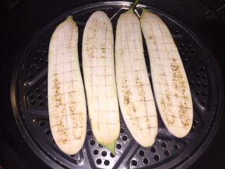 3、意式肉酱烤茄子,接着将茄子热水上锅先蒸约5分钟