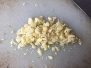 4、意式肉酱烤茄子,大蒜瓣去皮后切碎成蒜蓉