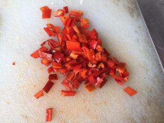 5、意式肉酱烤茄子,红辣椒洗净后切细小(怕太辣的可把里面的籽去掉)