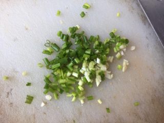 7、意式肉酱烤茄子,葱洗净后切成葱花