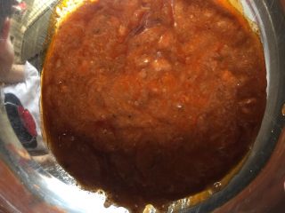 10、意式肉酱烤茄子,将酷克壹佰意大利肉酱倒入一个大碗中