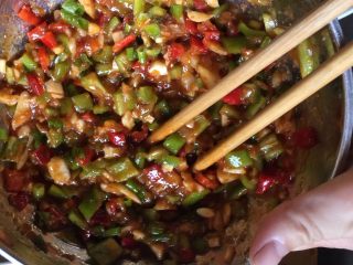 13、意式肉酱烤茄子,加入约1勺的生抽,充分搅拌均匀成酱料