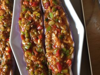 14、意式肉酱烤茄子,将调好的酱料均匀的浇到茄子上