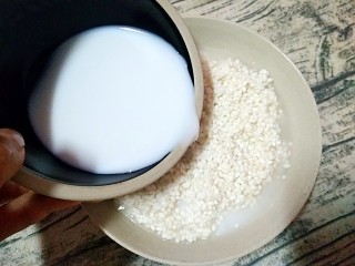 1、泰式菠萝饭,泰国香米洗净后倒入椰浆，浸泡2小时以上。