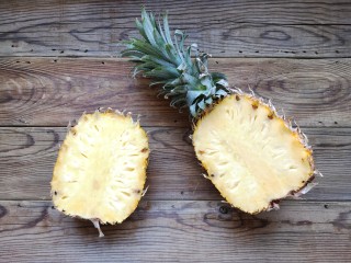 3、泰式菠萝饭,菠萝洗净，从1/3处切开。
