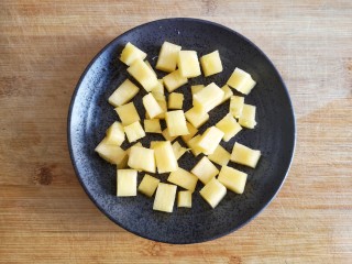 6、泰式菠萝饭,将挖出的菠萝肉切小块（可根据个人喜好用温盐水浸泡一下）。