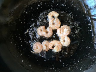 11、泰式菠萝饭,翻炒至虾仁变色后盛出备用。