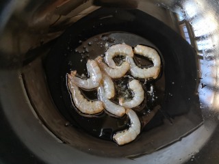 10、泰式菠萝饭,锅中适量油烧热，下虾仁。