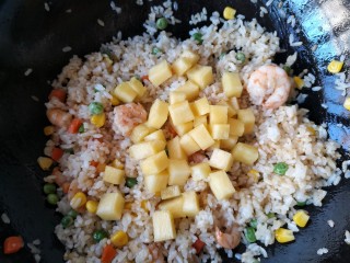 16、泰式菠萝饭,最后加入菠萝肉。