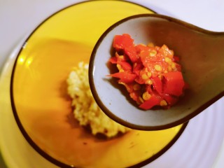 8、清蒸生蚝,蒜碎和姜末放入小碗里  同时放入剁椒