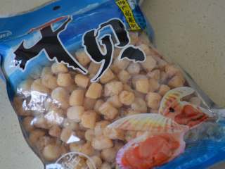 1、干贝玉米萝卜汤,干贝是高档的海味食材,味道鲜美,颗粒越大价格也越贵,一般我们家庭用,建议买这样小粒的干贝即可。