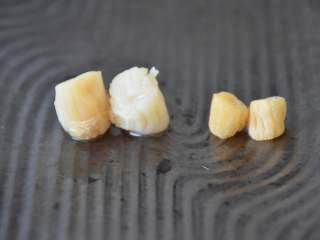 4、干贝玉米萝卜汤,图片左侧是泡发好的干贝,右侧是未泡发的,大家可以比较一下泡发前后的变化。