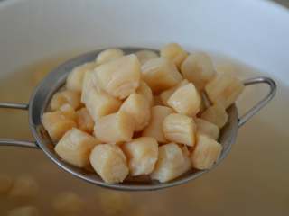 6、干贝玉米萝卜汤,捞出备用。泡发干贝的水千万不要倒掉,一会要用它来炖萝卜。