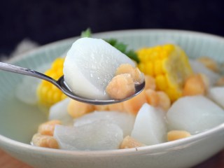 15、干贝玉米萝卜汤,鲜香清爽的干贝萝卜玉米汤。