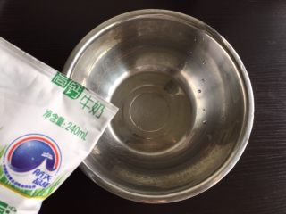 1、红豆沙冰皮月饼,准备耐热容器，倒入牛奶