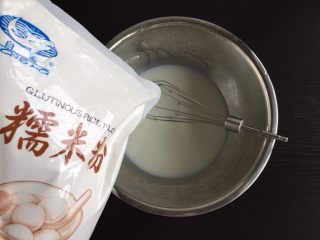 3、红豆沙冰皮月饼,加入糯米粉搅拌均匀