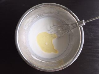 6、红豆沙冰皮月饼,所有粉状食材加完了，务必搅拌均匀！加入玉米油搅拌均匀，强调一下，务必搅拌均匀！