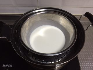 7、红豆沙冰皮月饼,上锅蒸熟，20分钟