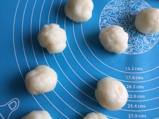 11、红豆沙冰皮月饼,不烫手即可承重，分成30克一个的小球，我共分了9个
