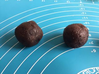 9、红豆沙冰皮月饼,豆沙馅称重，20克一个的小球准备好