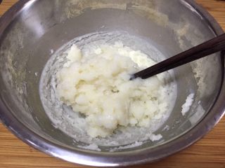 10、红豆沙冰皮月饼,蒸熟的糯米团立即用筷子搅匀