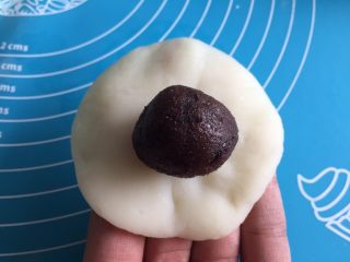 12、红豆沙冰皮月饼,每个糯米团按扁包入一个豆沙馅