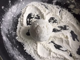 13、红豆沙冰皮月饼,包好裹一层熟糯米粉