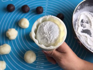 14、红豆沙冰皮月饼,放入50克模具