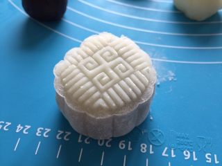 15、红豆沙冰皮月饼,用力压实