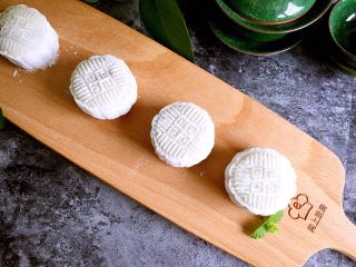 17、红豆沙冰皮月饼,成品