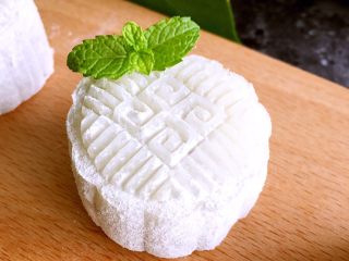 18、红豆沙冰皮月饼,成品