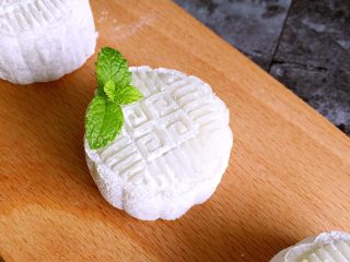 19、红豆沙冰皮月饼,成品