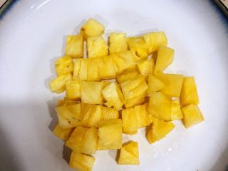 4、泰式菠萝饭,取部分果肉切成丁备用