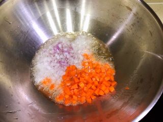 8、泰式菠萝饭,然后放入胡萝卜