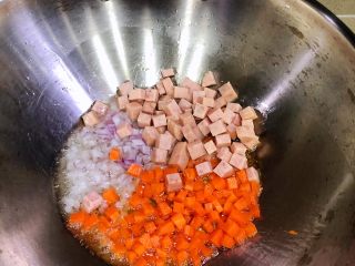 9、泰式菠萝饭,再加入香肠