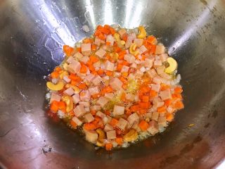 10、泰式菠萝饭,最后放入腰果，翻炒一分钟