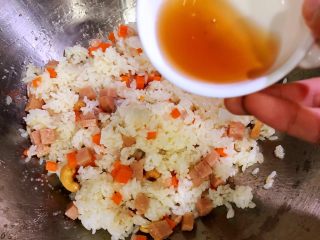 12、泰式菠萝饭,再加入料酒