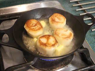 3、融化的土豆,将奶油放入，待奶油融解将土豆煎一下。