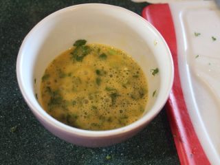 13、融化的土豆,2-3颗蛋，加入切碎的意大利香菜，再将刚刚煎好的土豆放入混匀。