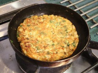 14、融化的土豆,平底锅加油后，两面煎出金黄色。