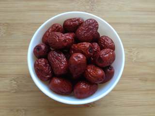 1、枣花糕,红枣洗干净后把水擦干备用