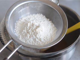 2、红豆月饼,用打蛋器充分搅拌均匀至乳化，此时糖浆微微发白